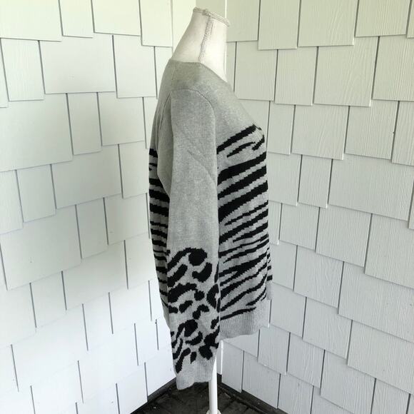 Lucky Brand Women's Gray/Black Animal Print Crew Neck Long Sleeve Sweater - Picture 5 of 6